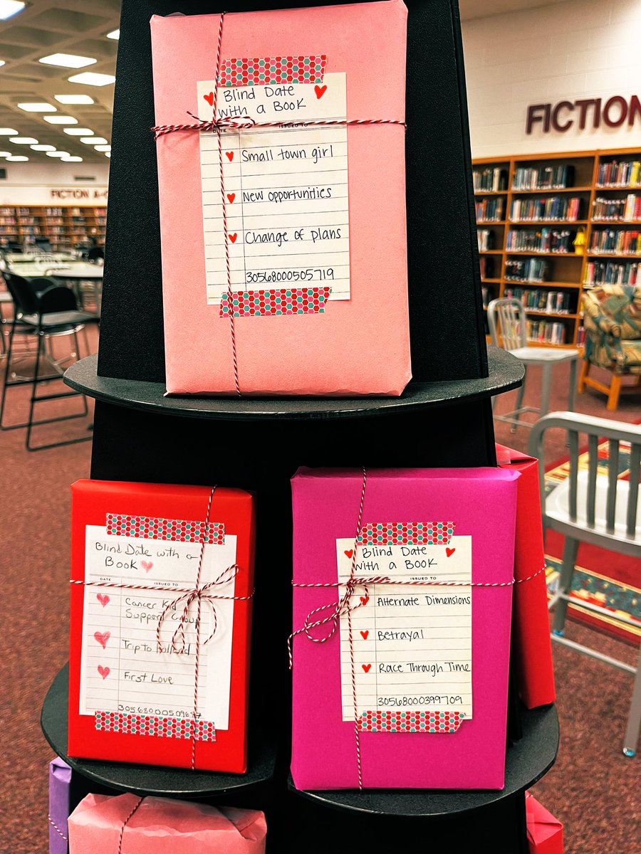 URHSLibrary's tweet image. Our new Blind Date with a Book display was made with help from our Book Club! 💕  #UnityReeders #PWCSLibraries