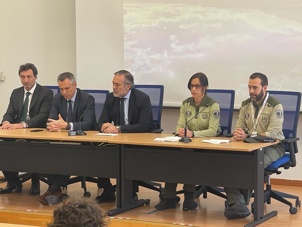 CarlosNovilloPi's tweet photo. Hoy es un día importante en #ASEM112 46 nuevos aspirantes comienzan el curso de formación para formar parte de #AgentesForestalesCM Un Cuerpo ejemplar, elemento esencial para la defensa de nuestro medio ambiente y con funciones clave en atención de emergencias. @112cmadrid https://t.co/dzrRMQxNsc