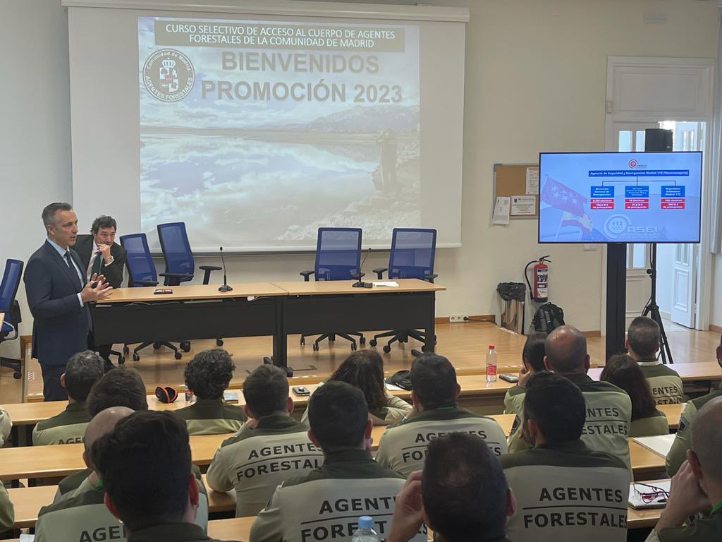 CarlosNovilloPi's tweet photo. Hoy es un día importante en #ASEM112 46 nuevos aspirantes comienzan el curso de formación para formar parte de #AgentesForestalesCM Un Cuerpo ejemplar, elemento esencial para la defensa de nuestro medio ambiente y con funciones clave en atención de emergencias. @112cmadrid https://t.co/dzrRMQxNsc