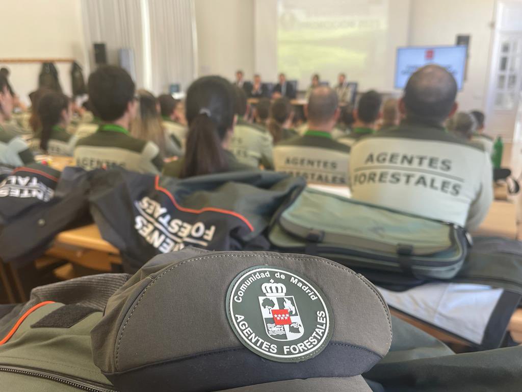 CarlosNovilloPi's tweet photo. Hoy es un día importante en #ASEM112 46 nuevos aspirantes comienzan el curso de formación para formar parte de #AgentesForestalesCM Un Cuerpo ejemplar, elemento esencial para la defensa de nuestro medio ambiente y con funciones clave en atención de emergencias. @112cmadrid https://t.co/dzrRMQxNsc