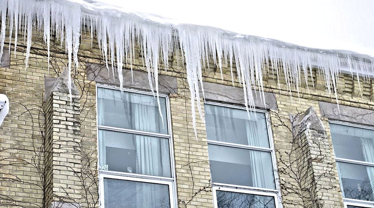 MurphyInsurance's tweet image. #IceDams can be a homeowners worst nightmare in #winter. The best solution is to take steps at prevention, but even despite prevention efforts you may find ice dams forming, so it's important to have a plan. Learn how to prevent ice dams: buff.ly/3R5zrII