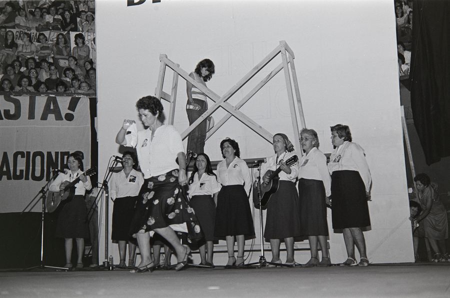 PAZ ERRÁZURIZ: ARCHIVO IMPERFECTO Esta muestra da a conocer fotos del archivo personal de Paz Errázuriz -la gran mayoría inéditas, realizadas en los años 80 y principalmente en Santiago-, a la vez que pone este corpus de obra en diálogo con una reflexión feminista.