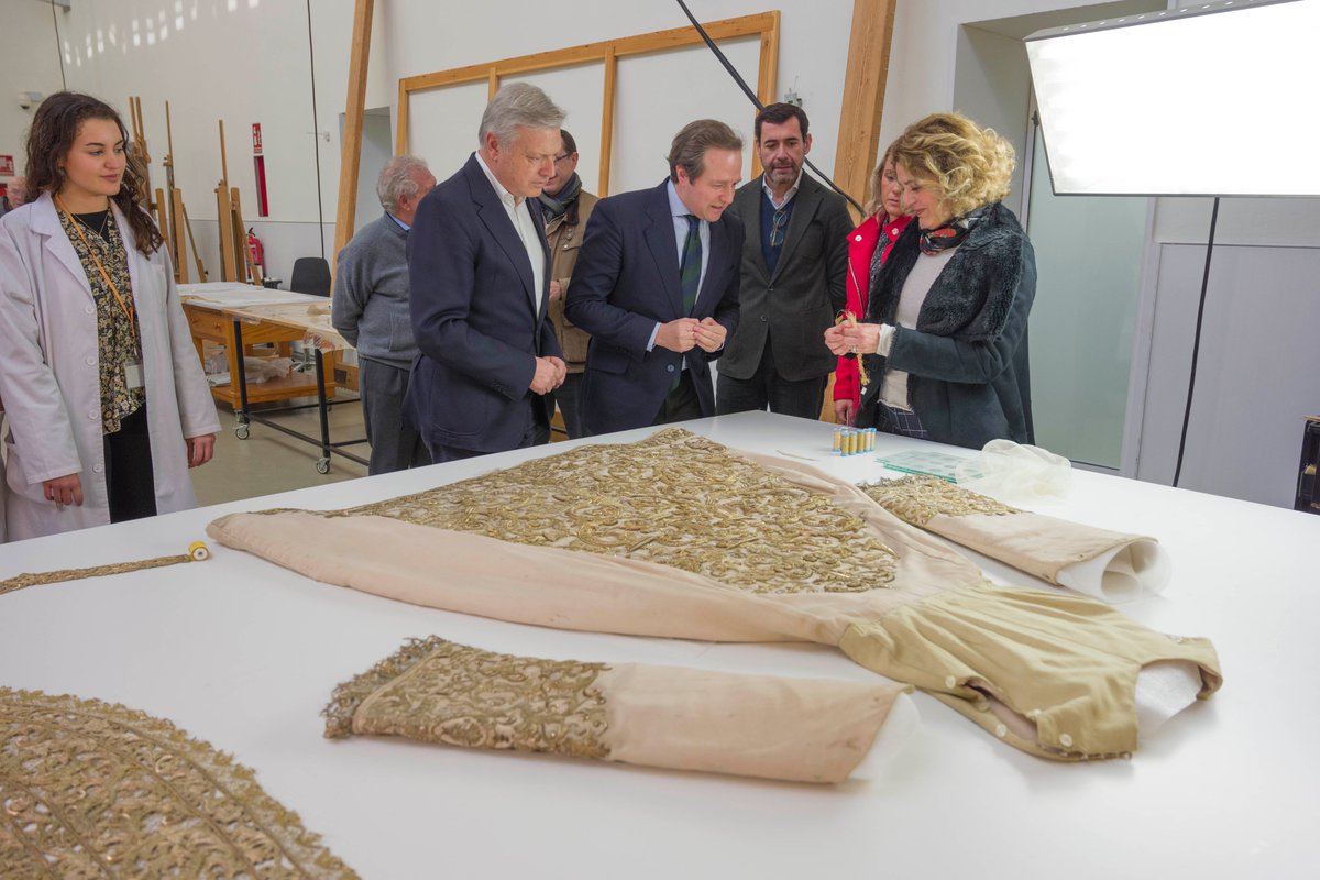 IAPHpatrimonio's tweet photo. Finalizada la #restauración en el @IAPHpatrimonio @CulturaAND de una saya y una toca de sobremanto del ajuar de la Virgen del Socorro de @Hdad_Amor #Sevilla que formarán parte de la exposición “Bajo un manto de Amor”en @Cajasol a partir del 9 de febrero https://t.co/B3GBMja6xf