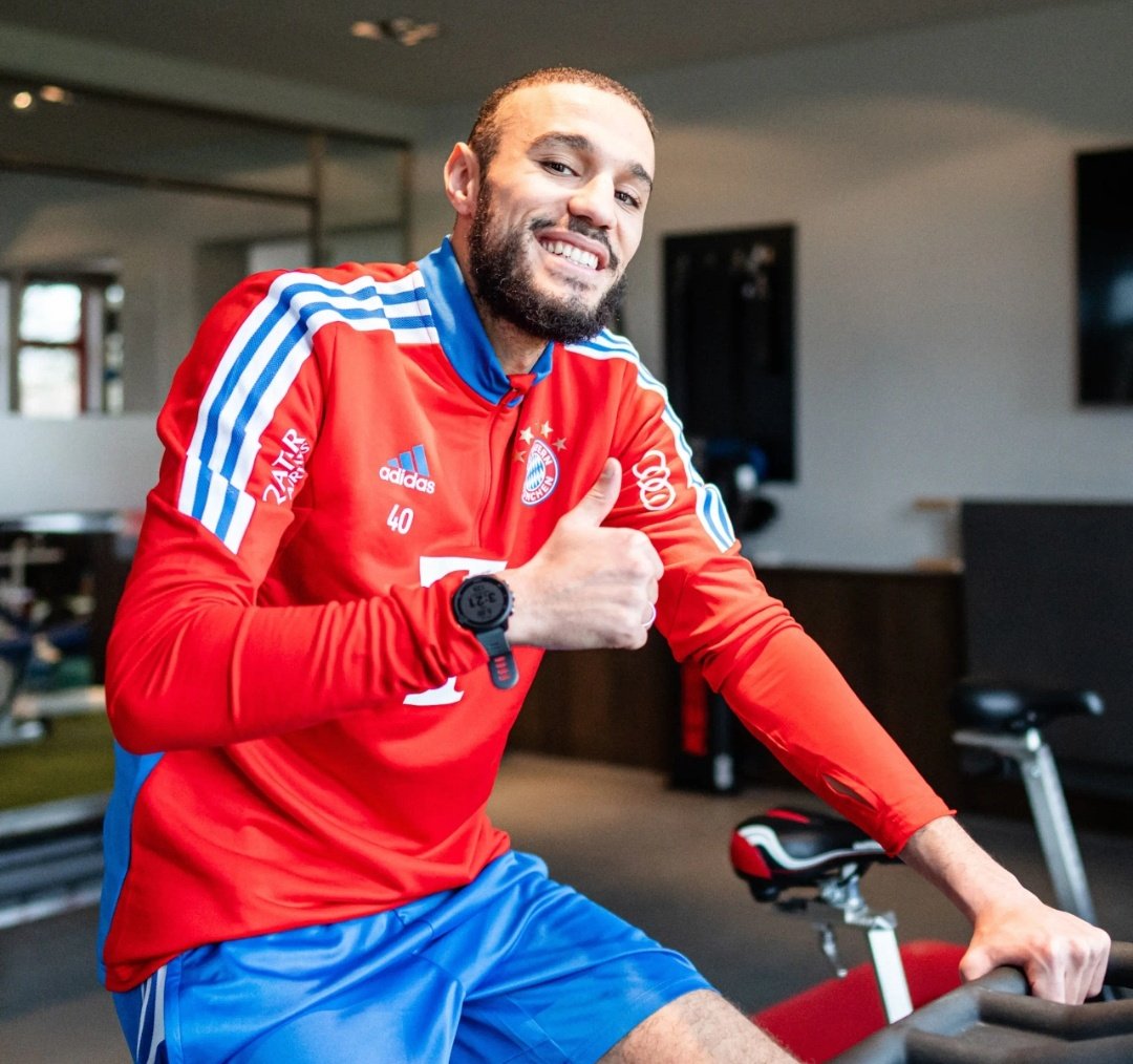 FCBayern_French's tweet photo. 🇲🇦 Noussair Mazraoui débute aujourd'hui sa rééducation après avoir du arrêter toute activité physique à cause d'une inflammation cardiaque.

Il a été accueilli et applaudi par toute l'équipe à son retour. https://t.co/WSTBla6aIr
