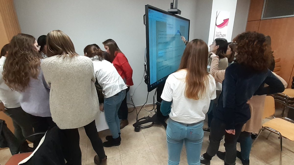 icscatcentral's tweet photo. 🧐Una trentena de residents de Medicina i Infermeria Familiar i Comunitària s'han format avui a la seu de l'@icscatcentral a través d'un 'escape room' sobre malalties de transmissió sexual, organitzat juntament amb @S_E_X_I_T i @CAMFiC. Ha estat una formació diferent i divertida! https://t.co/VwxBg78RKH