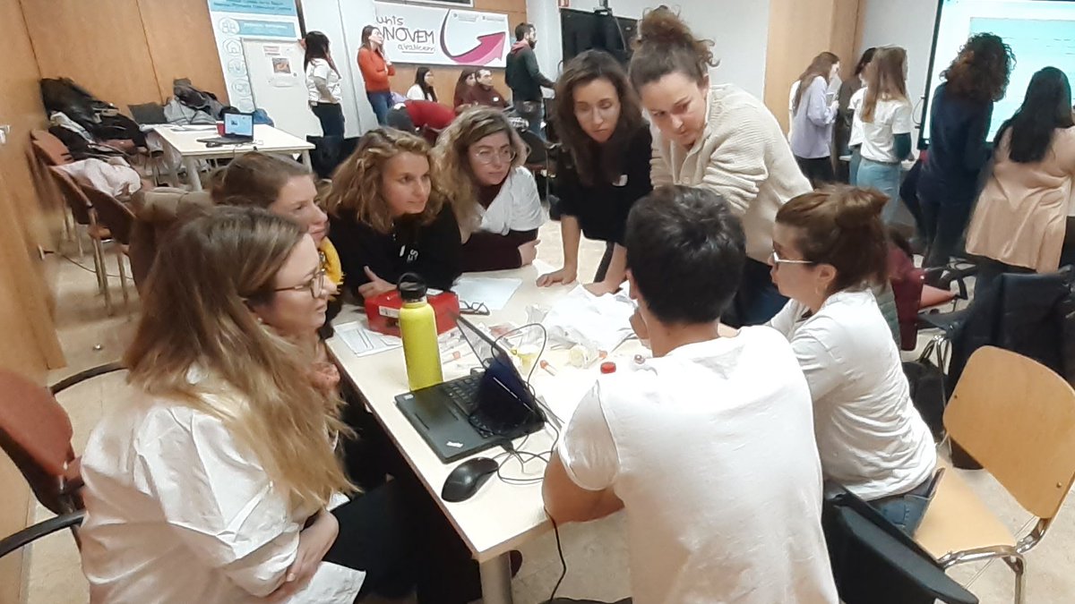 🧐Una trentena de residents de Medicina i Infermeria Familiar i Comunitària s'han format avui a la seu de l'<a href="/icscatcentral/">ICS Catalunya Central</a> a través d'un 'escape room' sobre malalties de transmissió sexual, organitzat juntament amb <a href="/S_E_X_I_T/">SEXIT</a> i <a href="/CAMFiC/">🌳CAMFiC</a>. Ha estat una formació diferent i divertida!