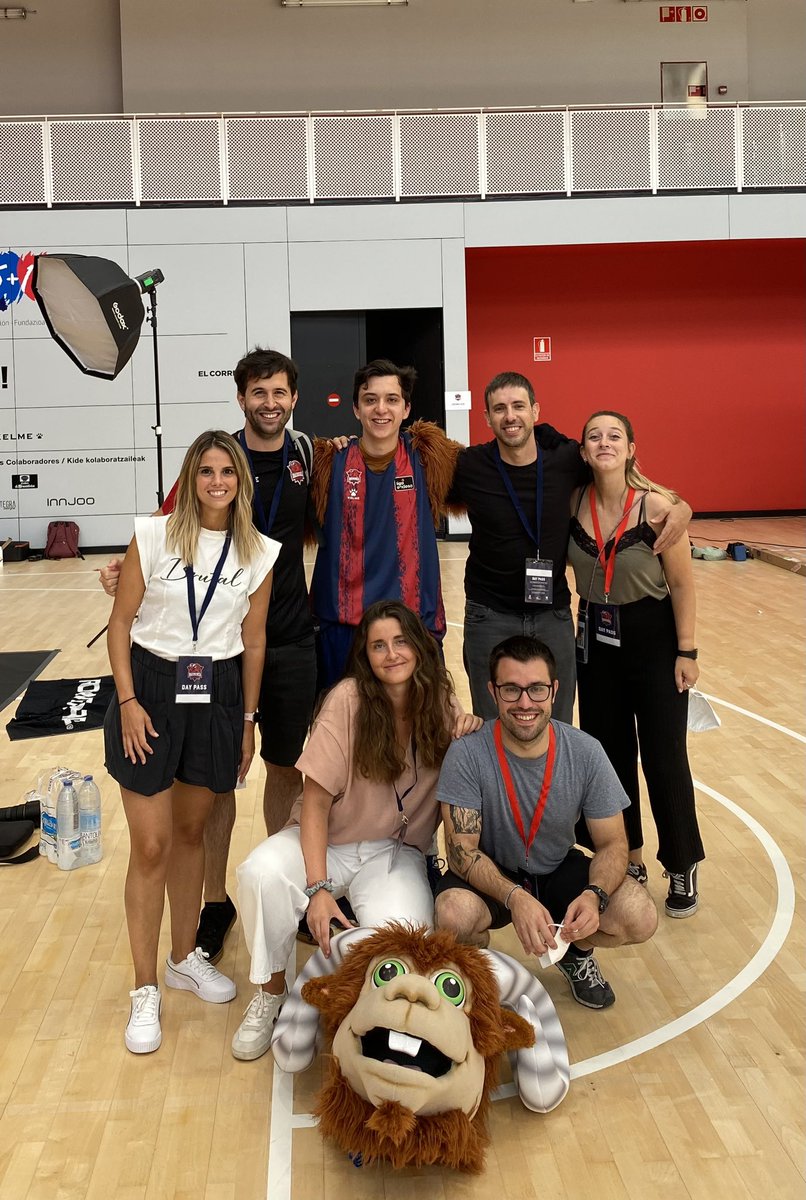 Saraimar17's tweet photo. Hoy me despido de un lugar en el que he sido muy feliz💙♥️ @Baskonia @Alaves Os voy a echar mucho de menos 🫶🏻 https://t.co/3gRjKLURSk