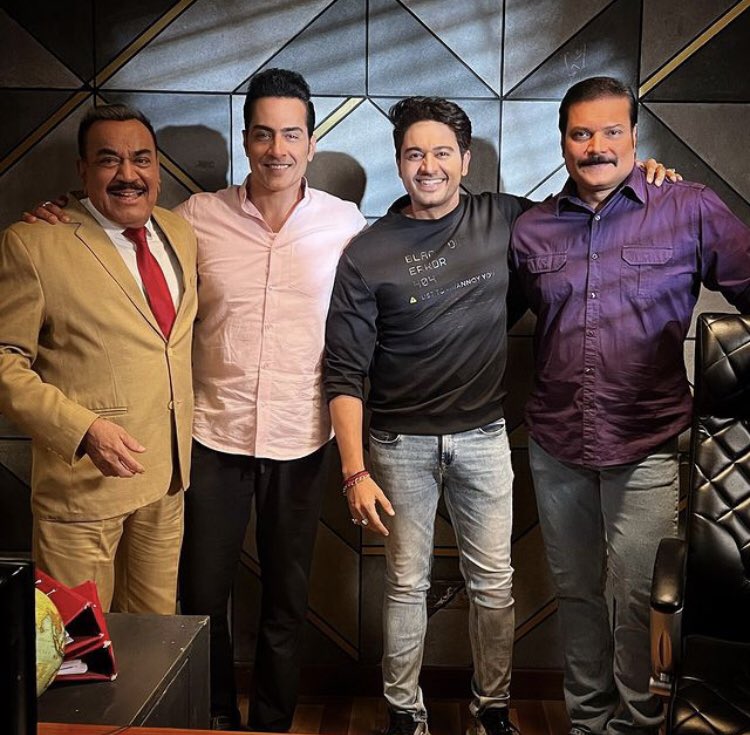 yuvrajkhanna161's tweet photo. After so long 🥺….
Missing ABHIJEET SIR 🙂…
ACP SIR … SR. Inspector DAYA … SR. Inspector KAVIN …
THIS WAS NOT A SHOW IT WAS EMOTION 🥺….
#bringbackCID #CID #ABHIJEET #DAYA #ACPSIR https://t.co/SzGengGR5e