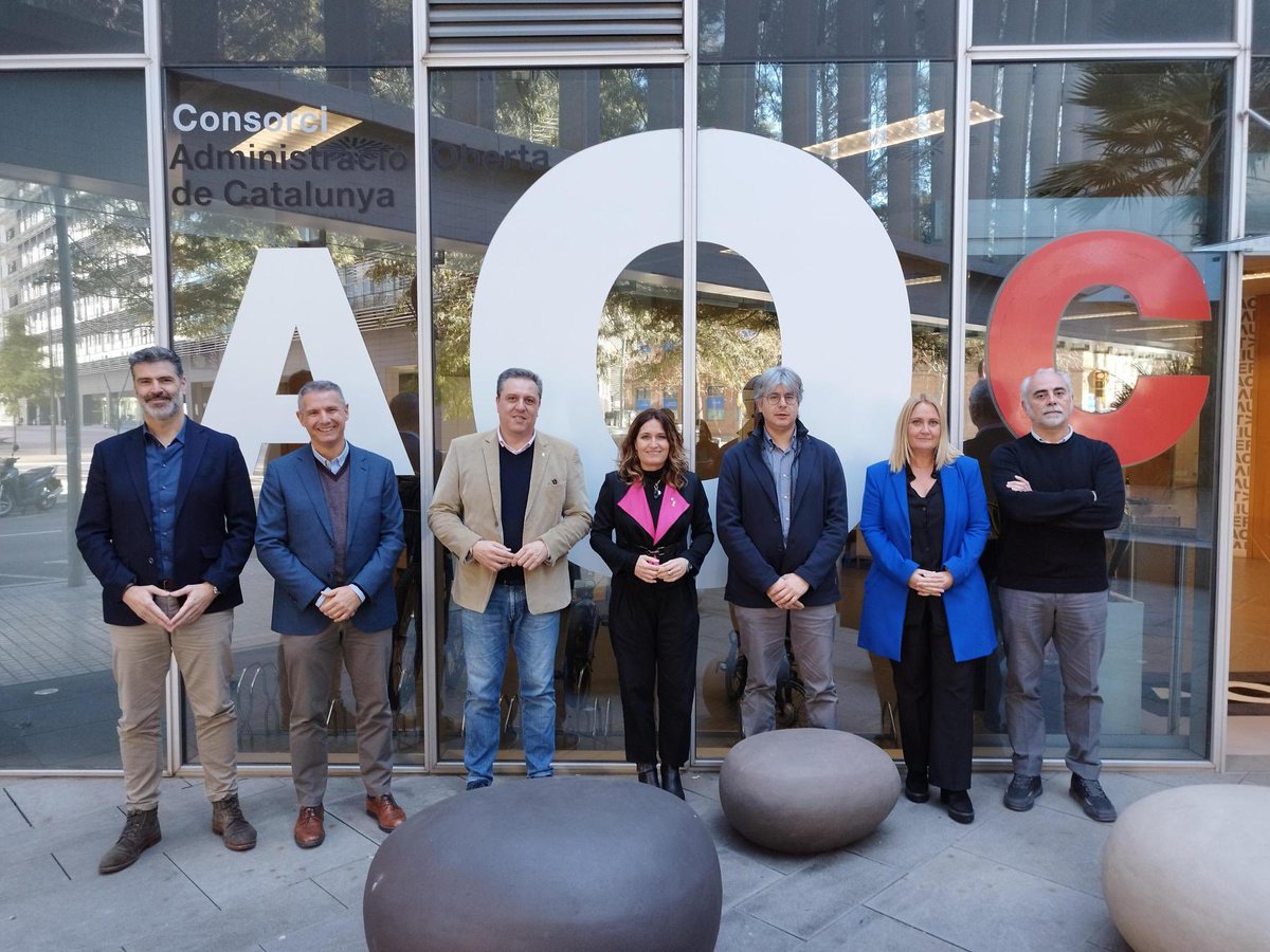 gencatdigital's tweet photo. 📷 El secretari de #Telecomunicacions i #TransformacióDigital, @sergimarcen, i el director de @ConsorciAOC, Santi Gallardo, s’han reunit amb la consellera @LauraVilagra per parlar de com seguir oferint serveis electrònics entre l’Administració i la ciutadania de manera òptima https://t.co/NkfIQpwniO