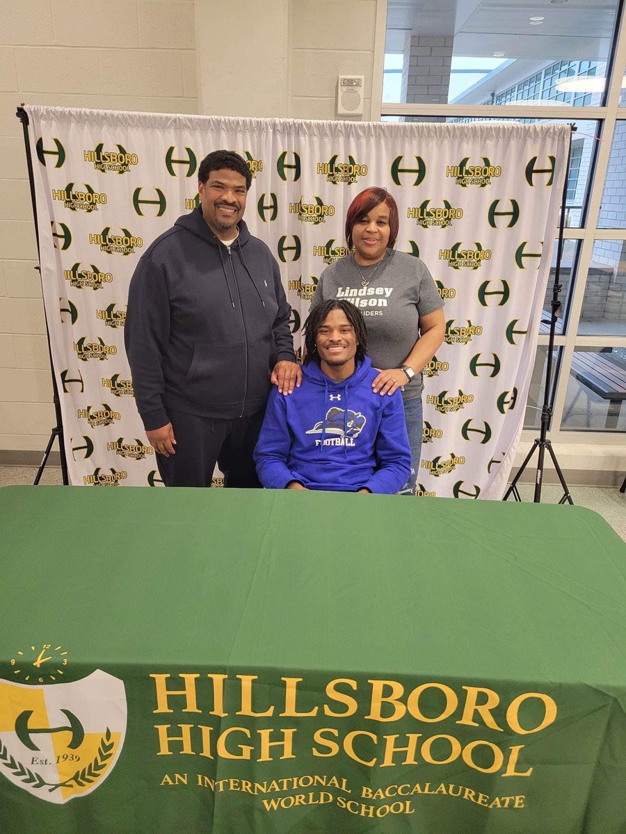 iamisaiahbell's tweet photo. Signing Day was a success 💙! 615 ➡️ 270 #1and0 @CoachKleckler @CoachMattOgle @Coachbrown16 @HHSBurroSports @HillsboroFball https://t.co/mHoPiPXOBQ