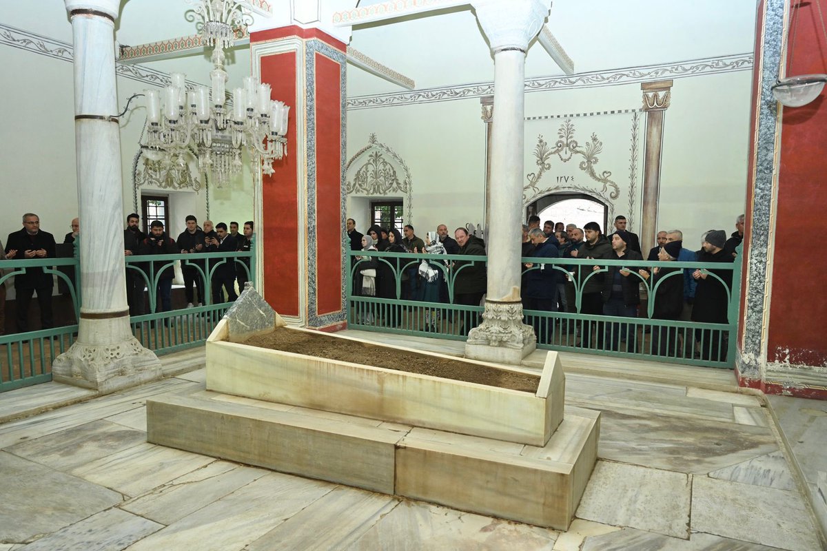 Alinuraktas70's tweet photo. II. Murad Camii’nde eda ettiğimiz cuma namazı sonrası hemşehrilerimize çorba ikramında bulunduk. Ardından Varna Savaşı’nın muzaffer başkomutanı Sultan II. Murad’ı vefatının 572. sene-i devriyesinde dualarla andık. Ecdadımızın mekânı cennet, makamı âli olsun. https://t.co/ttDlrKDYI9