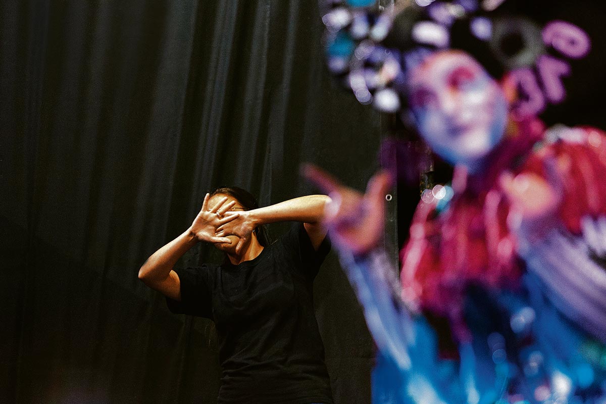 Nota sobre la interpretación en lengua de señas en carnaval. 
Los conjuntos, las intérpretes, la Sec. de Discapacidad de la Intendencia, la comunidad sorda, los tablados y la inclusión.

brecha.com.uy/distintas-form…