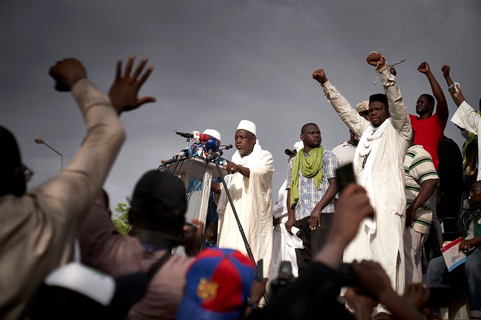Afrique_Tribune's tweet photo. 🔴 #Urgent #mali 
L’imam Mahmoud DICKO et six associations de religieux maliens ont décliné l’invitation du président de la transition SEM Assimi Goita. 
La rencontre dans le cadre des discussions pour la nouvelle constitution était prévue se tenir hier jeudi à la présidence. https://t.co/8kdBQJbCgM