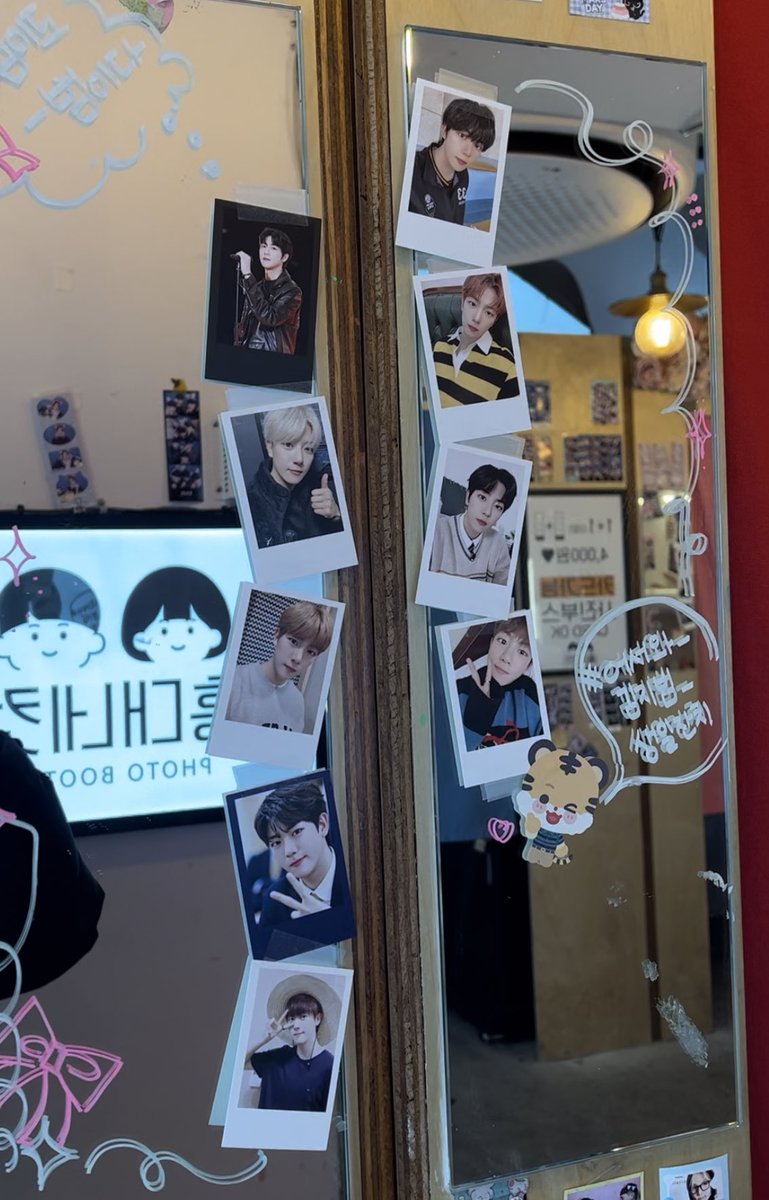 joochacha_GNCD's tweet photo. #어서와_김지범_생일잔치
#지범이도_범이다
네컷 들어가자마자 거울마다 지범이 사진들로 가득한 걸 보고 냅다 사진을 마구 찍었던..! 포토부스 내부도 지범이로 꾸며져 있어서 너무 좋았어요>< 네컷 열어주셔서 정말 감사합니다!! https://t.co/ZVUNjgQnPH