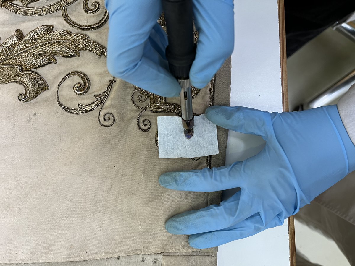 IAPHpatrimonio's tweet photo. Finalizada la #restauración en el @IAPHpatrimonio @CulturaAND de una saya y una toca de sobremanto del ajuar de la Virgen del Socorro de @Hdad_Amor #Sevilla que formarán parte de la exposición “Bajo un manto de Amor”en @Cajasol a partir del 9 de febrero https://t.co/B3GBMja6xf