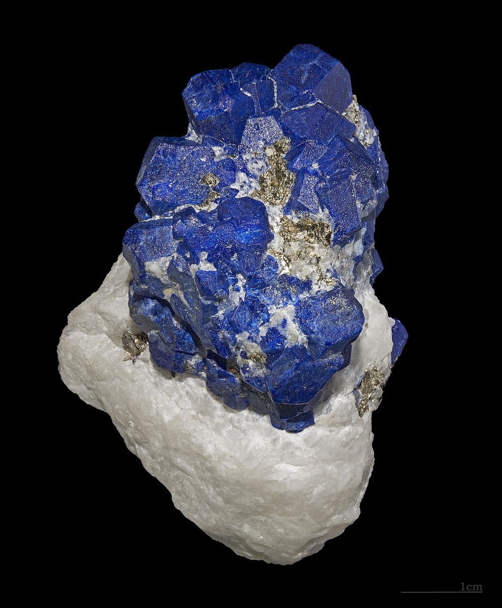 edwinijpeij's tweet photo. Explore the stunning colors used by Master Vermeer in his paintings π¨ From lead tin yellow to genuine ultramarine, they bring depth & meaning. Discover more via#omroepmax #denieuwevermeer #chemical #opportunity #lapislazuli #leadtinyellow #theartchemist https://t.co/rcT11kjl8r