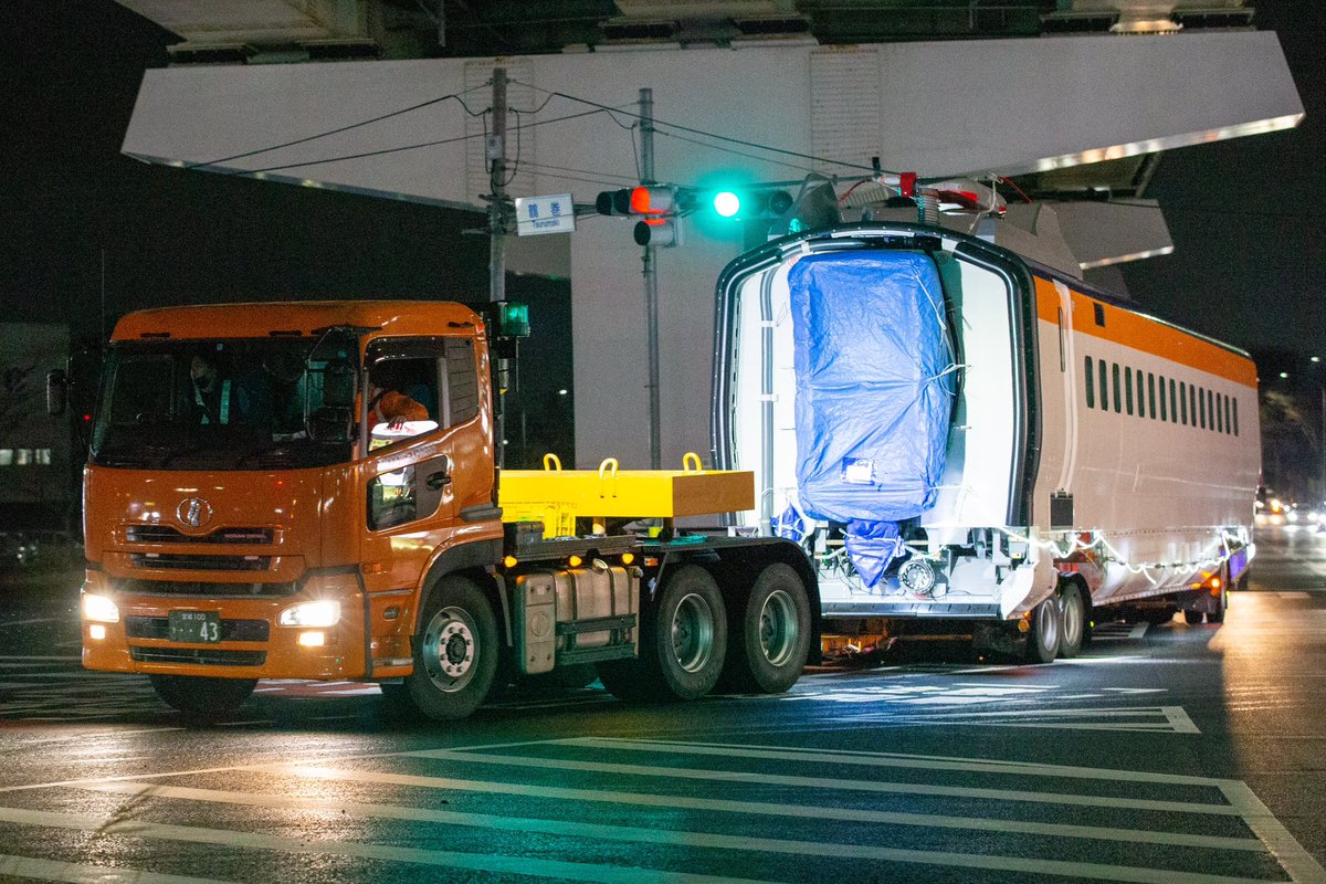 namida2289's tweet photo. 2023年1月末から2月頭まで
山形新幹線 新型車両 E8系G1編成���仙台に登場しました！

天候も晴れから雪、雨と忙しい中での輸送になりました😅

ギャラリーの多い中での輸送でしたが無事完了しました🙏 https://t.co/LIkHgCDdJT