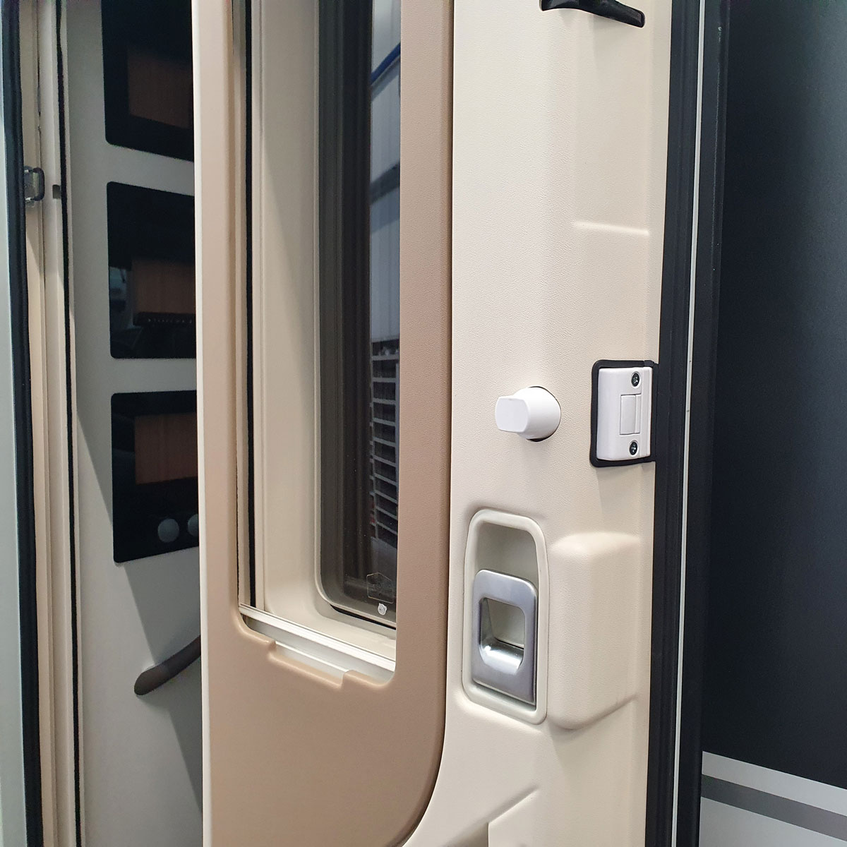 Met creativiteit en secuur werken, leveren de HEOSolution dealers prachtig vakwerk!

#camperslot
#veilig-op-reis
#HEOSafe