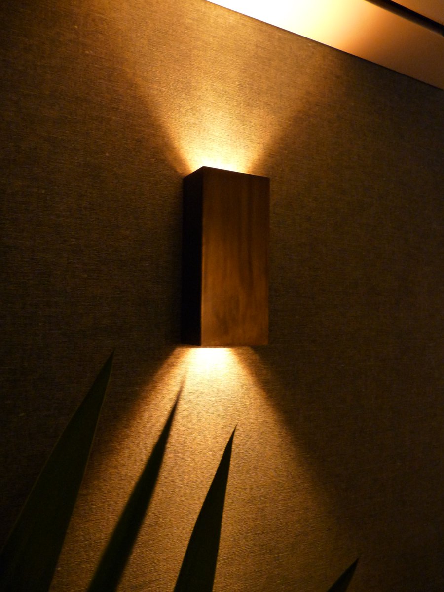 DeLichtzaak's tweet photo. Op zoek naar strakke wandlampen? Hier ziet u het bronzen up/down wandarmatuur van Masterlight van de serie Metallico.
Verder ziet u een spanningsrail met lichtbronnen van Segula. In alle maten en varianten leverbaar.
#Segula #Masterlight #metallico #delichtzaak #lichtplan https://t.co/jmjU14Ax1r
