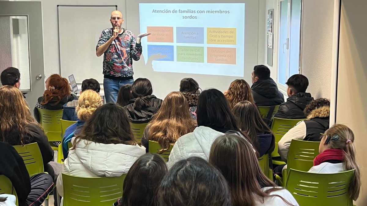FeSorCam's tweet photo. El pasado día 27 de enero vinieron a visitarnos 30 alumnos sordos del colegio Gaudem de entre 10 y 16 años, realizaron actividades, dinámicas y les dimos charlas sobre qué es la federación y cómo funciona la misma (les explicamos los servicios que ofrecemos, funciones https://t.co/Q8sz5OC4Ky