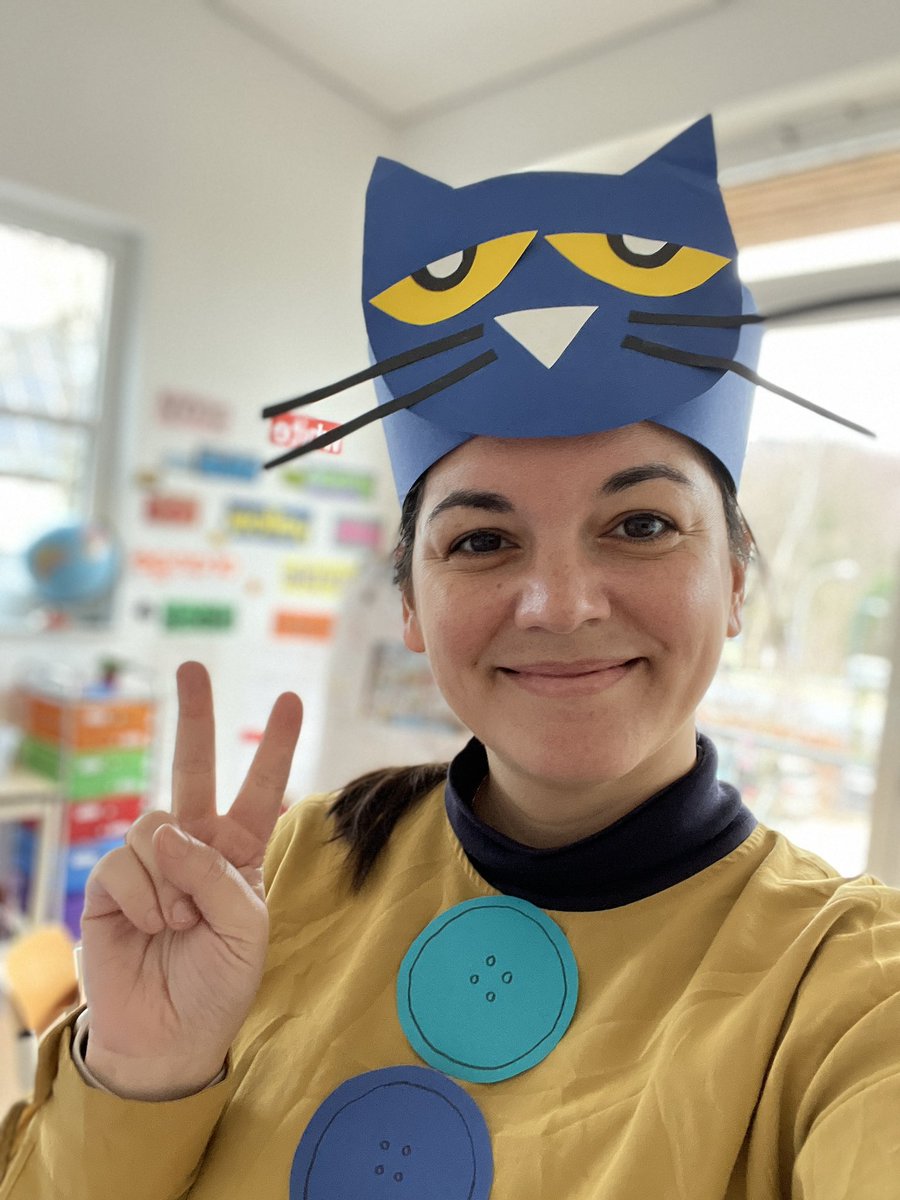 When it’s book character dress up day at school #petethecat 📖📕📚💜