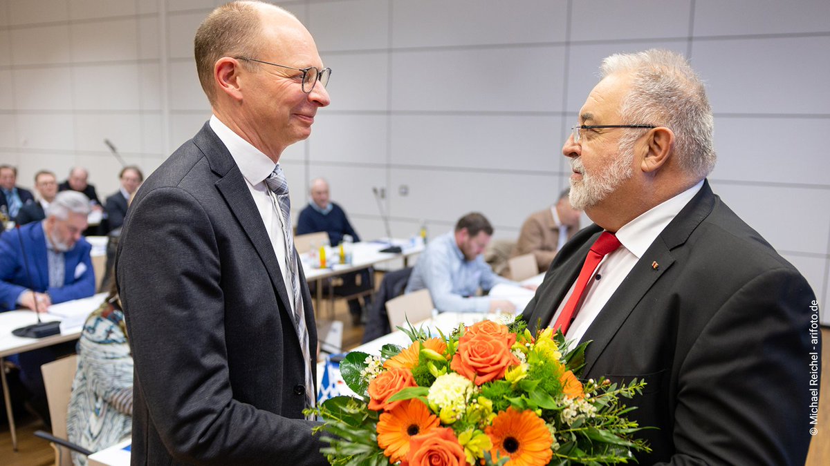 Wir haben einen neuen IHK #Präsidenten!🎉 Mit großer Mehrheit gewann am gestrigen Abend Torsten Herrmann die Wahl. Erfahren Sie hier mehr zur #IHKWahl 👉suhl.ihk.de/mediathek/pres…