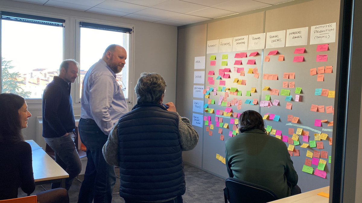 C’est la reprise des Labs #Inclu4Change ! 

Une deuxième journée qui s’introduit sur un Ice breaker et sur le 3eme temps sur 4 “idéation, convergeance” des ateliers de co-design thinking 💭 

Direction ➡️ le prototypage et les pitchs finaux ce soir ! #inclusion #formation