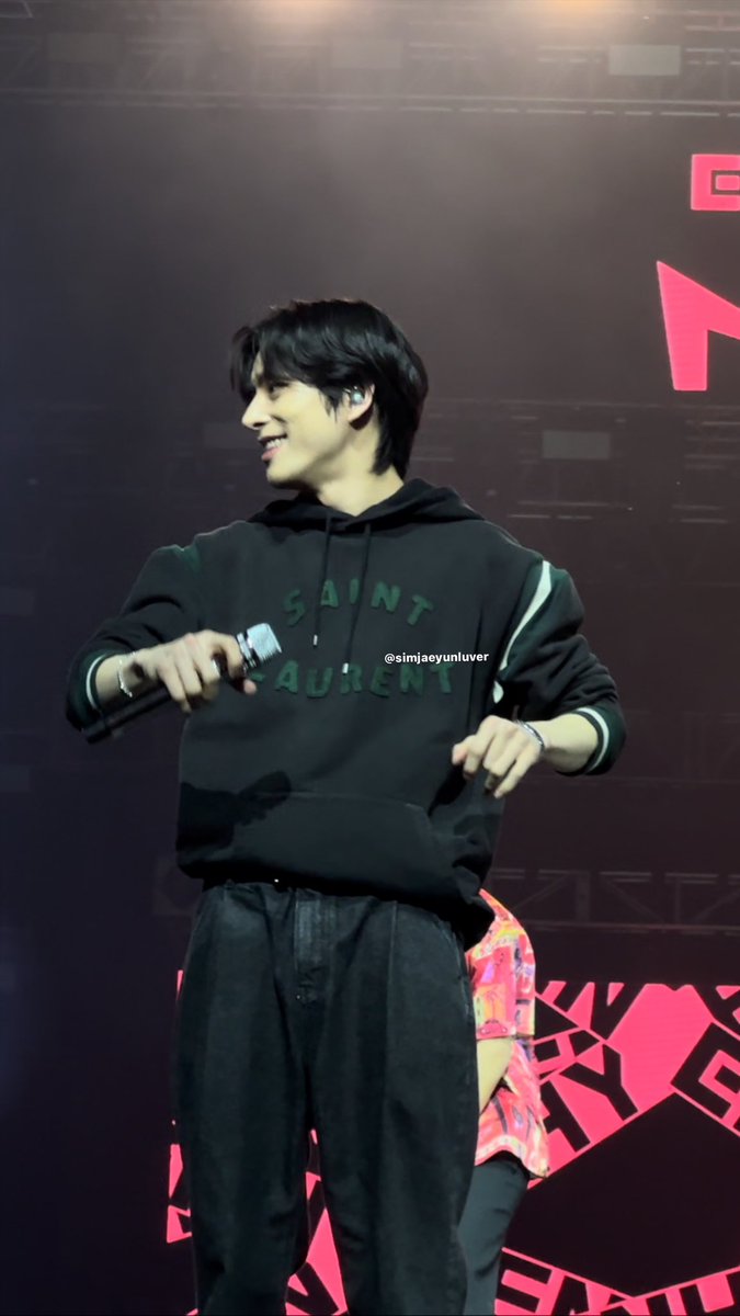 simjaeyunluver's tweet photo. FUCKKKKK JAKEEEEEEEEEEEE #MANIFESTO_IN_MANILA #MANILAFESTO #ENHYPEN_IN_MANILA https://t.co/JU0lRZt7TR