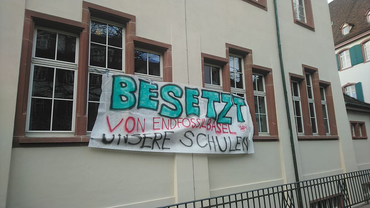 #Basel
Schule #besetzt!
130 Schüler:innen besetzen unter dem Motto #EndFossil das Gymnasium Münster! Props!
No Future for Fossil Capitalism!