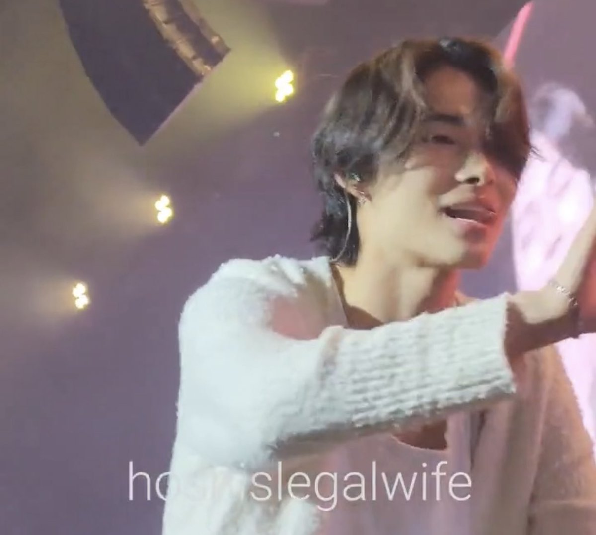 nksunbaem's tweet photo. ni-ki serenading but I hope op is okay 🤣 https://t.co/eugZldkpNt