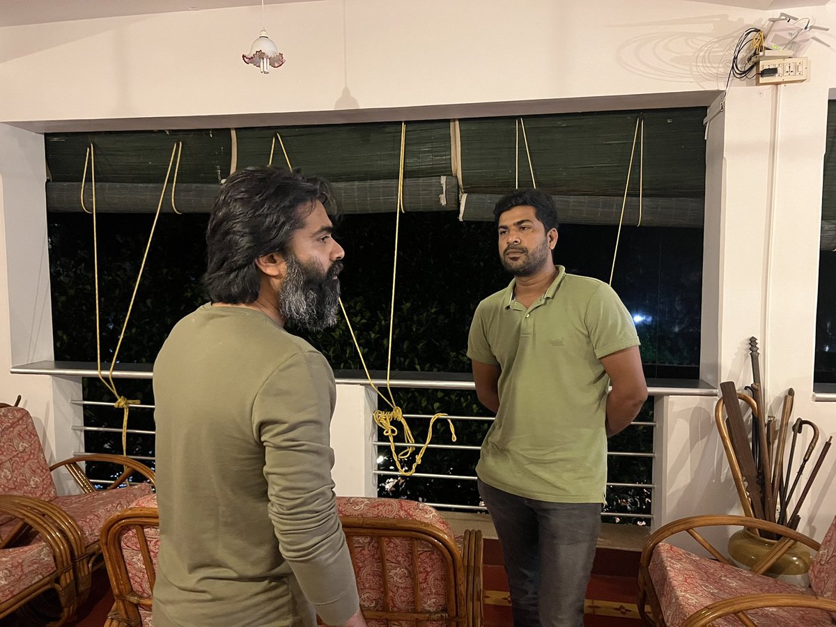 hariharangaj's tweet photo. அக்கரையில, நிக்குறவன, எட்டுது நம்ம சத்தம், இக்கர, வரும் அக்கரையில, நெஞ்சம் அவன சுத்தும். 

பட்டோம் அடி பட்டோம், அடிபட்டும் வந்து நிப்போம். ஒரு அம்பா குறி வைப்போம் வெற்றி சத்தம் சத்தம். #SilambarasanTR #HBDSilambarasanTR Neenga illaama Naan illa. #NammaSatham https://t.co/dCIFL4nH7T