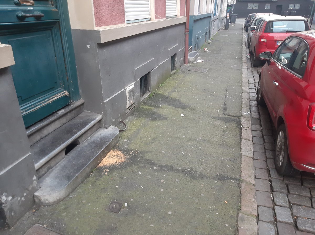 DechetsLille's tweet photo. Vomi, urine, déchets soigneusement étalés par coups de pieds dans les poubelles... Quel matin accueillant en allant au travail ! Combien de m3 d'eau pour nettoyer tout ça ? A quand une verbalisation des délits contre l'environnement et le cadre de vie, via la vidéosurveillance ? https://t.co/xjykVhnvVt