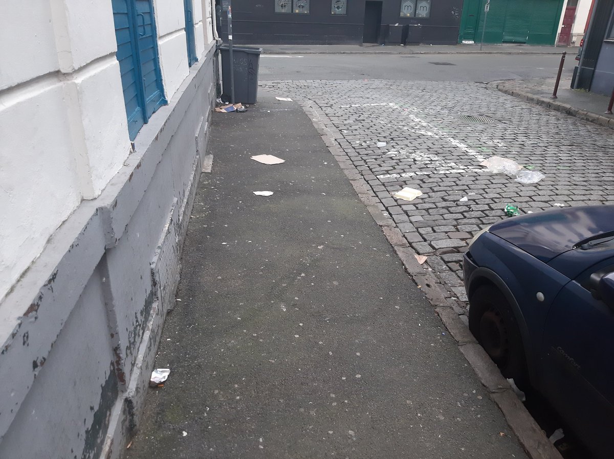 DechetsLille's tweet photo. Vomi, urine, déchets soigneusement étalés par coups de pieds dans les poubelles... Quel matin accueillant en allant au travail ! Combien de m3 d'eau pour nettoyer tout ça ? A quand une verbalisation des délits contre l'environnement et le cadre de vie, via la vidéosurveillance ? https://t.co/xjykVhnvVt
