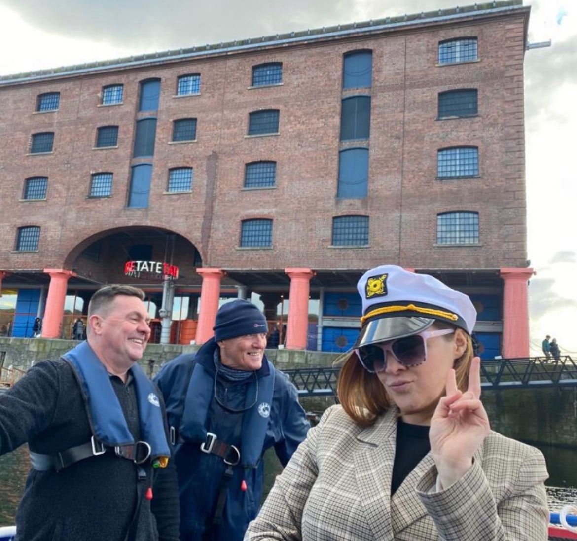 Have you got that #FridayFeeling ? We know we certainly do!✌️ We've got a busy weekend ahead, and there's no better feeling. If you're heading down to @theAlbertDock or popping in to see our friends at @tateliverpool this weekend be sure to give us a wave as we sail by!👋