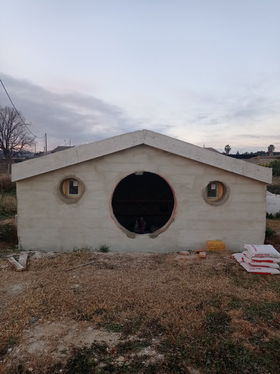 Smial_Ramoburgo's tweet photo. VENTANAS COLOCADAS!!!����🥰 
Ya tenemos las ventanas en su sitio, sus huecos perfectamente redondeados y el hueco de la puerta casi listo. En poco tiempo ya se podrá reconocer el SMIAL en todo su esplendor !!👏👏🥰
#hobbithole #hobbitdoor #hobbits #smialramoburgo #smial https://t.co/8BKjXdwmUM