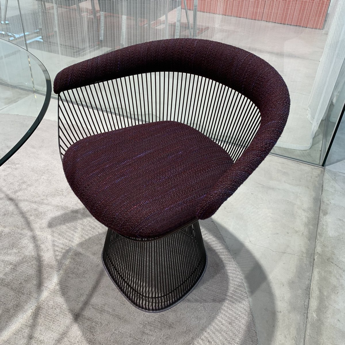 【プラットナーチェア】
アメリカの建築家、ウォーレンプラットナーがデザイン。

当初、技術的に厳しく断念したゴールドフレームが、2016年、50年越しに発売されるなど、デザイナー冥利な椅子。

涼しげに佇んでいるが、実は、100本以上のスチールワイヤーを溶接しており、気合いがこもっている。