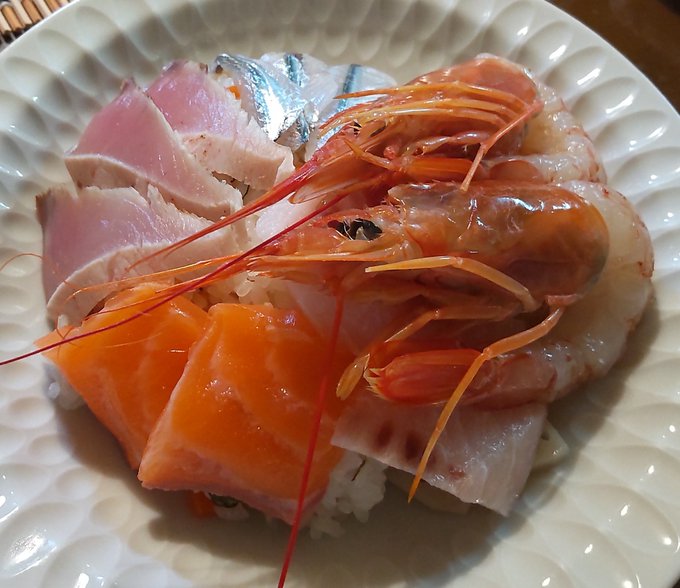 本日は節分ですね、ということで家は恵方巻ではなく生ちらし寿司作りました😆
いただきます😋 