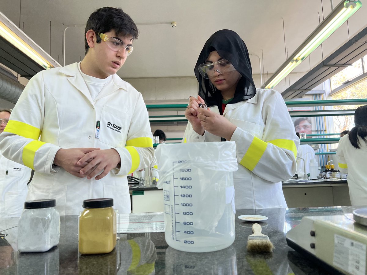 Ins_JosepTapiro's tweet photo. Els alumnes de Física i Química 4t estan gaudint i aprenent molta química amb #teenslab #urvdivulga@BASF_es ⁦@AliancaStem⁩ ⁦@universitatURV⁩ https://t.co/htz9xzmWxk
