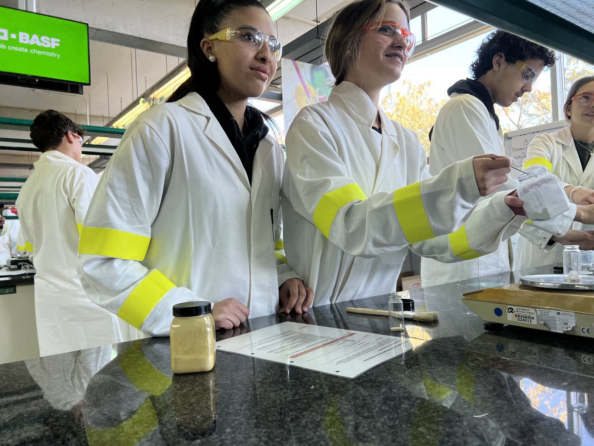 Ins_JosepTapiro's tweet photo. Els alumnes de Física i Química 4t estan gaudint i aprenent molta química amb #teenslab #urvdivulga@BASF_es ⁦@AliancaStem⁩ ⁦@universitatURV⁩ https://t.co/htz9xzmWxk
