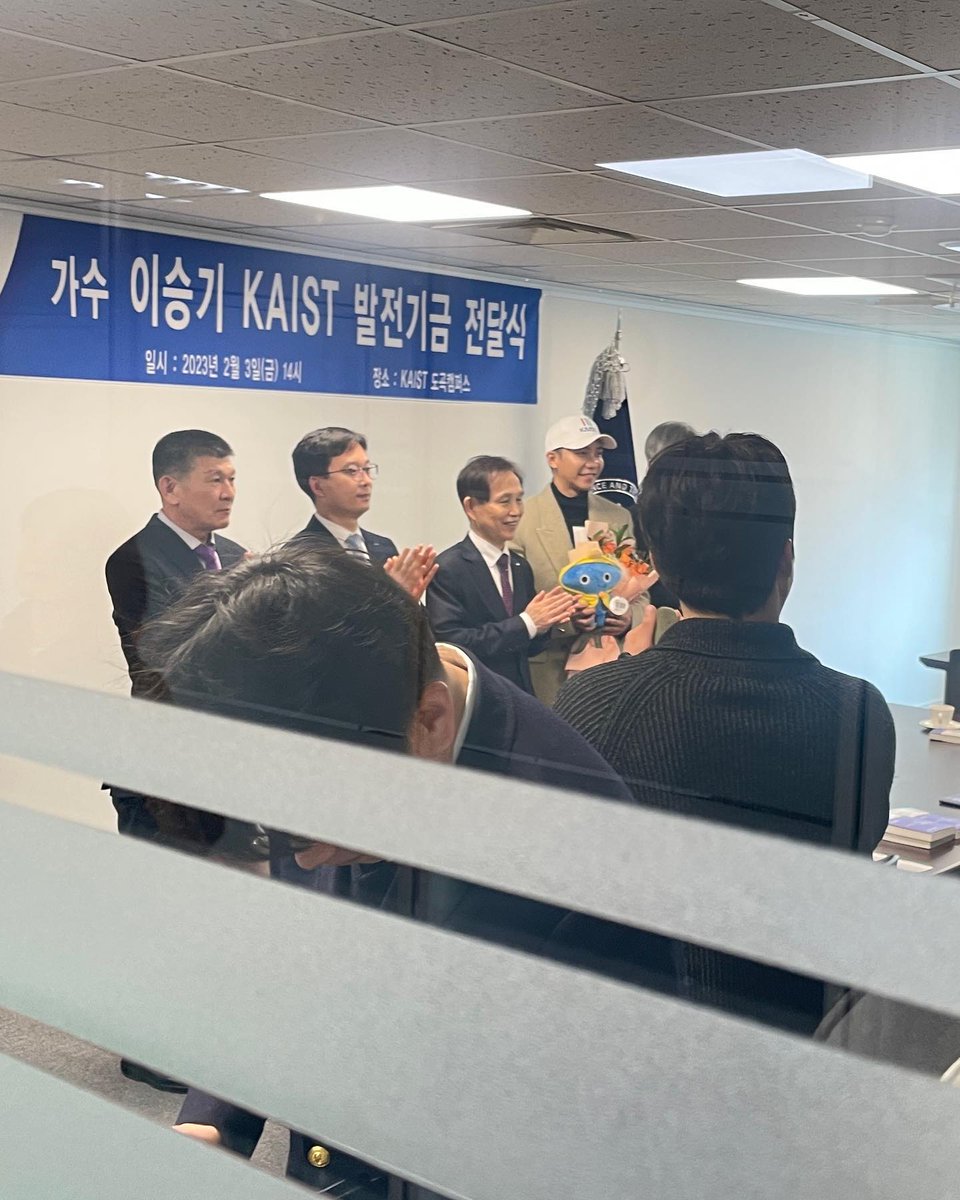 230203 Lee Seung Gi after KAIST event

instagram.com/p/CoMcmyCPOyE/…
#LeeSeungGi #이승기