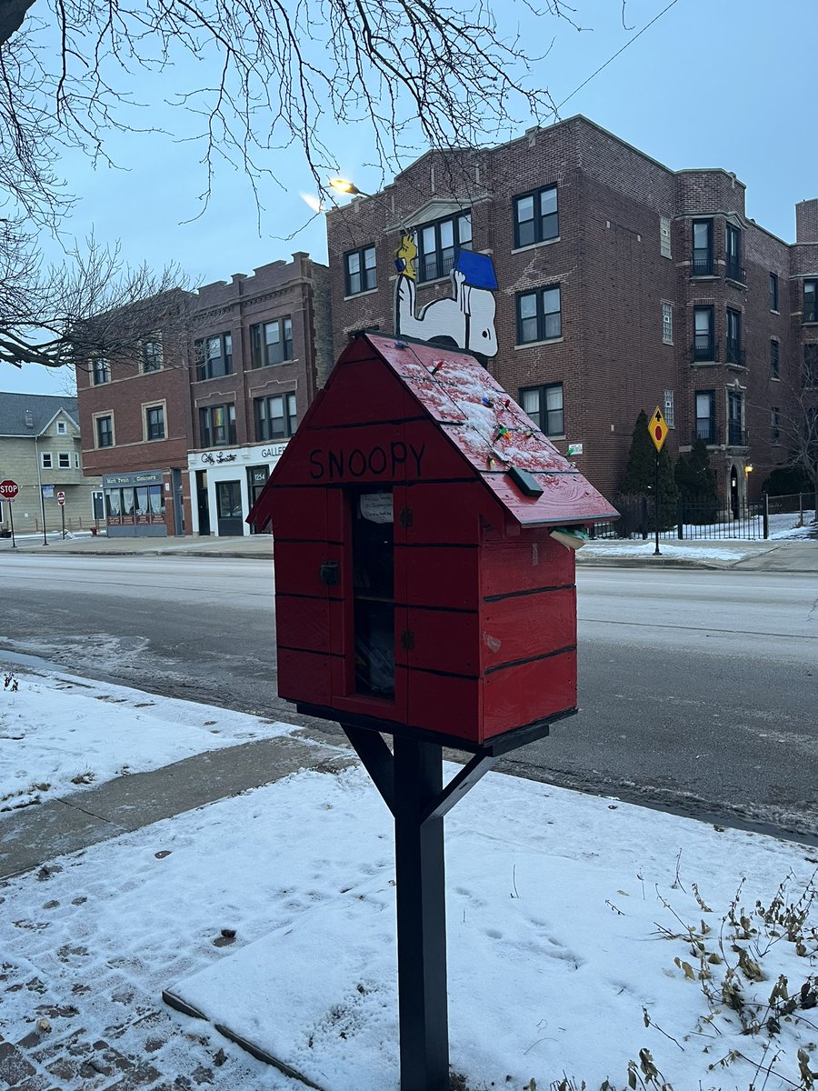 K_T_Chen's tweet photo. My kind of library!
#amreading #snoopy #freelittlelibraries #wrigleyville https://t.co/na700cKnf6