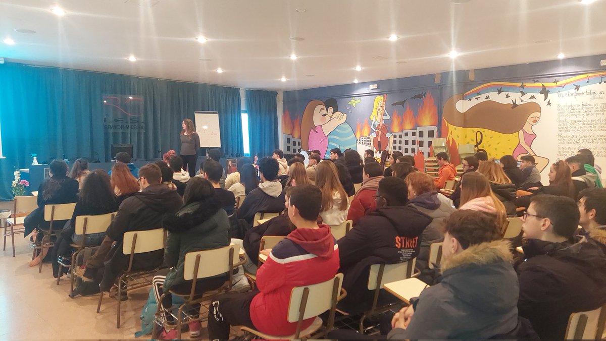 JOSEALB65's tweet photo. En el #ADE_RyCEmprende del @IESRamonyCajalV tenemos a @irenesalcedo que habla al alumnado de #FP de su grupo de empresas "Emprender no es sólo crear una empresa, sino es tratar de mejorar y actuar desde el respeto" #fundacionEFCyL #MEFP_EmprendimientoCyL @educacyl https://t.co/ROnUgiyBQ0