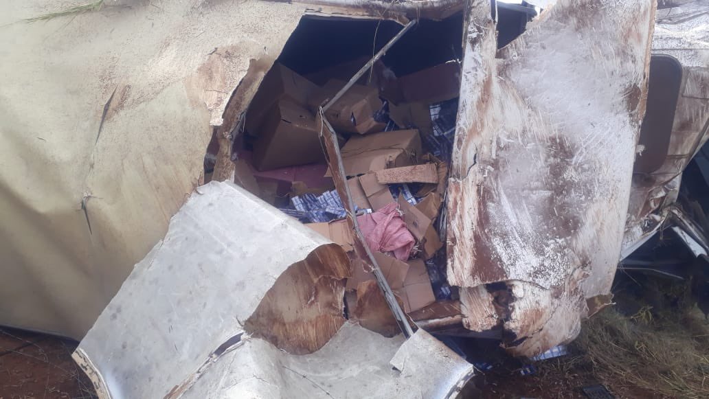Abramjee's tweet image. Another truck loaded with Remington Gold cigarettes smuggled from Zimbabwe intercepted by police in Limpopo.
The driver tried to escape, rolled the truck and died. This week, there also two other major busts: In Marble Hall and Lenasia, JHB.