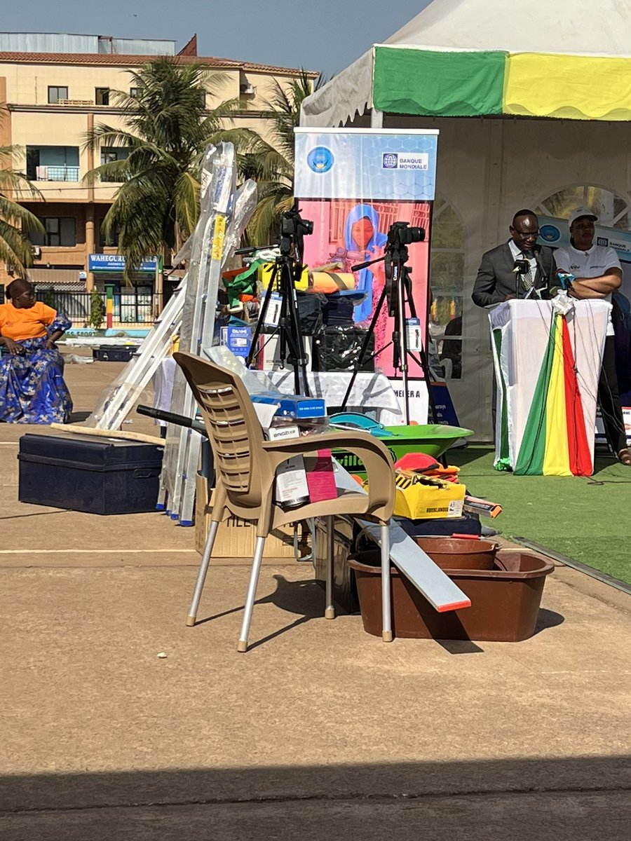 Après la phase recrutement et formation, Le SWEDD à travers son partenaire de mise en œuvre (ONG AGIR) a procédé à la Cérémonie de remise de kits d'installations de 242 filles/ femmes de Bamako et périphéries.