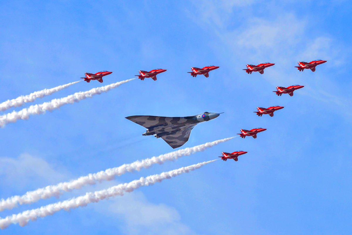 Looking back.. Vulcan’s iconic fly past with the Red Arrows at Southport. 19.09.2015 ✈️ 📸 🔥 

➡️🏞✈️😅 etsy.com/uk/listing/139…

@vulcantothesky @AvroVulcan617 @VisitVulcan #xh558 @RAAsecretary #redarrows @SouthportAir @visitsouthport @insouthport #southport @RoyalAirForce