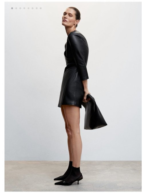 —Merche.
—Dime.
—Ese outfit no te queda bien, que lo chepas.
—¡Imbécil!
—¡Ponte recta, coño!