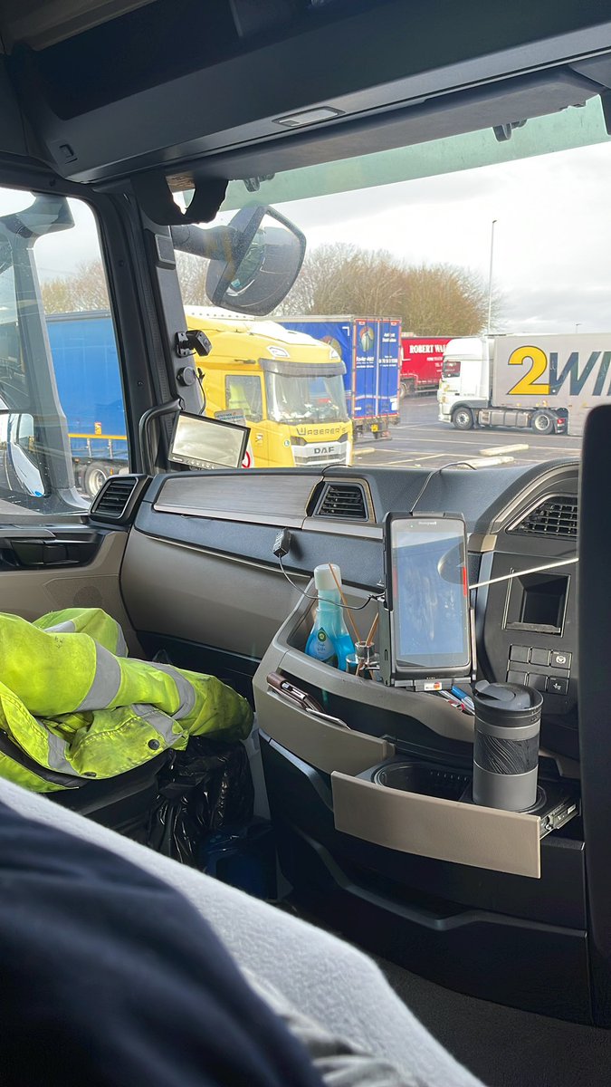 Trucker_Flyboy's tweet photo. Morning all, a nice run to Bury St Edmonds today for a keg run. Traffic has been on my side today. Now to keep finger crossed for a quick tip and reload 🤞🏼but first! 45 at Rugby ☺️ @owensgroupuk #footdownfriday #44tonnarmy #tramping https://t.co/0sGd3F8X5F