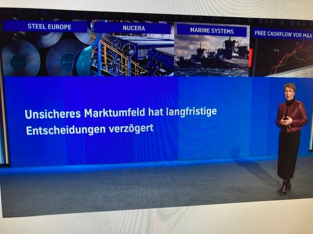Günstiges virtuelles Aktionärstreffen statt teuren Events in großen Halle - das machen gerade viele Firmen. Bei <a href="/thyssenkrupp/">thyssenkrupp</a> sieht das heute fast schon wie eine Fernsehsendung aus...  Offenbar inspiriert von der Optik der <a href="/tagesthemen/">tagesthemen</a>