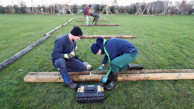 De voorbereidingen voor de #U3Run in #Nieuwehorne zijn in volle gang. Deelnemers vinden straks een 'anaconda' op hun pad en moeten kruipen en klimmen om de eindstreep te halen.  sa24.nl/nieuws/sport/2…