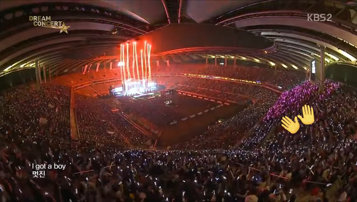 soshinotsushi's tweet photo. KBS had to edit the volume twice bc the crowd was too loud. crazier with the fact that sone was given a smaller seating block than the other fandoms. yet with the way everyone cheered for SNSD, one would think it's their solo concert in ph lmao https://t.co/KASw0OetOl